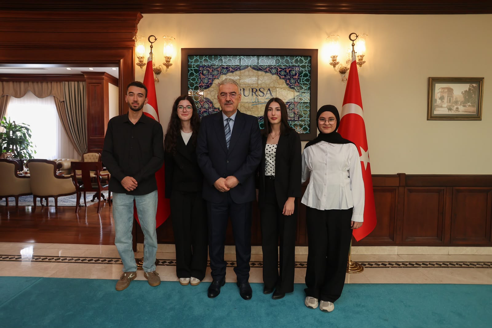 İnegöl Meslek Yüksekokulu Kültür, Sanat, Bilim, Mesleki ve Spor Topluluğu Öğrencileri, Bursa Valisi Erol Ayyıldız'ı Makamında Ziyaret Etti